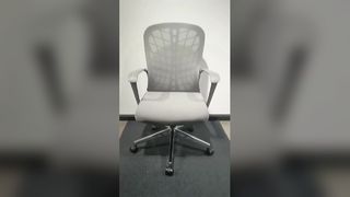 Grauer Bürostuhl, ultimativer Komfort, ergonomisch